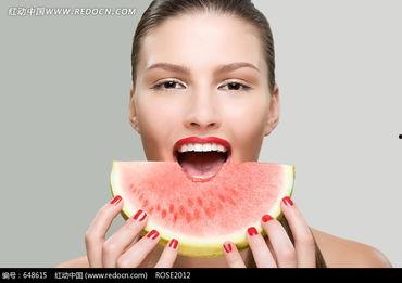 娱乐吃瓜美女图片,揭秘吃瓜美女的爆红之路